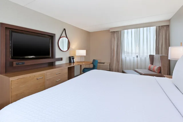 غرفة قياسية بسرير كينج، Crowne Plaza Columbus North-Worthington 6/7