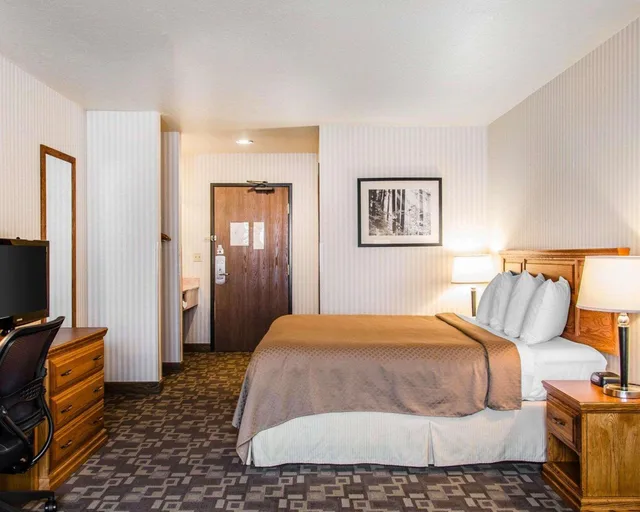 غرفة بسرير مزدوج، SureStay Plus Hotel by Best Western Rexburg 1/3