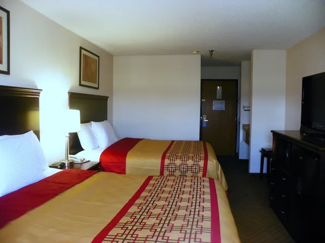 Standard, 2 Queen Beds, Royalton Inn & Suites 1/2