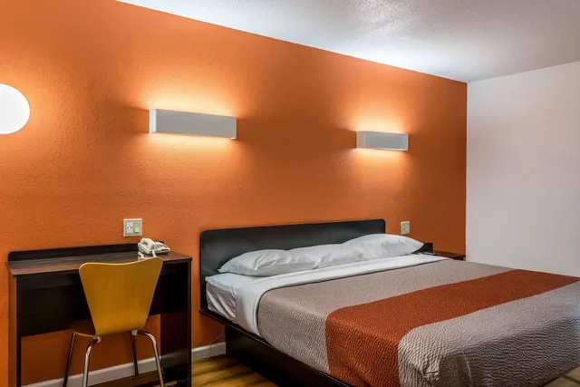 غرفة بسرير كينج للمدخنين، Motel6 Florence, KY - Cincinnati Airport 4/10