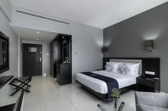 غرفة ديلوكس بسرير كينج بإطلالة جزئية على البحر، Hotel MaRadha Colombo 4/10