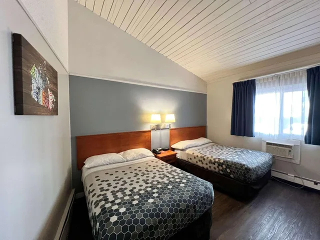 غرفة بسريرين مزدوجين يُسمح فيها بالحيوانات الأليفة، Econo Lodge Calgary Motel Village 4/10