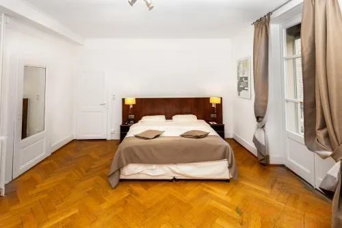 غرفة بسرير مزدوج وسريرين منفصلين، J5 Hotels Helvetie Montreux 1/1