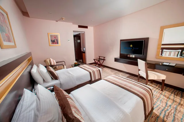 غرفة قياسية بسرير كينج وسريرين منفصلين، Golden Tulip Bahrain 1/1