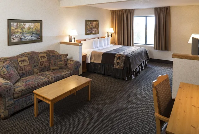 Suite, King Bed, Sofa, Jetted Tub, Main Floor، Kelly Inn & Suites Mitchell South Dakota 1/1