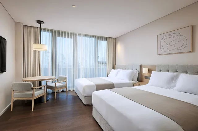 غرفة ديلوكس عائلية بسريرين مزدوجين بإطلالة على الحديقة، Shilla Stay Plus Iho Tewoo Ocean Front 1/2