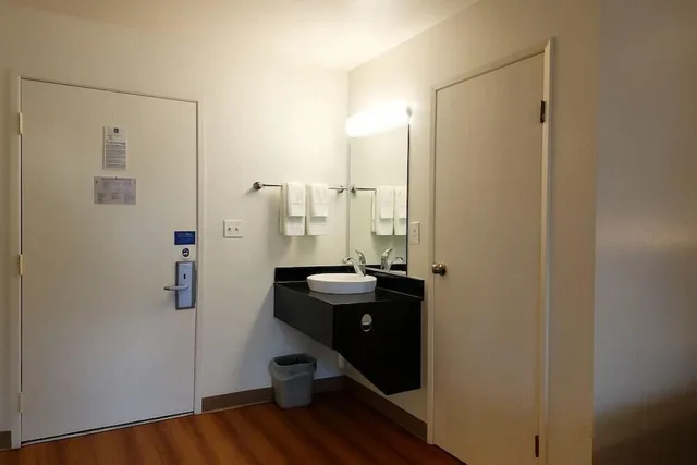 2 Full Beds - Premium, Micfridge، Motel6 Duluth, MN 4/4