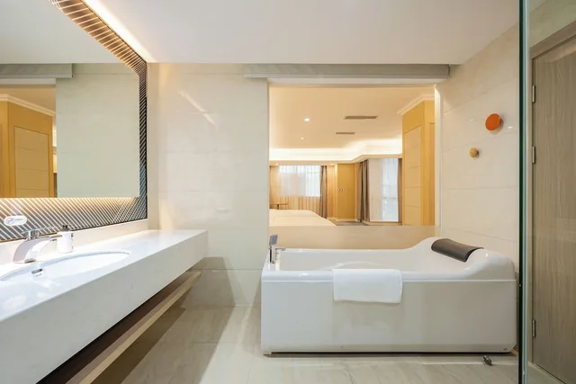 Standard, King Bed, Bath and Shower، Holiday Inn Express Chengdu Tianfu Square an IHG Hotel 3/4