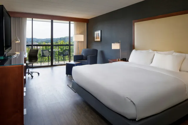 غرفة بسرير كينج بشرفة، Doubletree By Hilton Hotel Pittsburgh - Cranberry 1/7