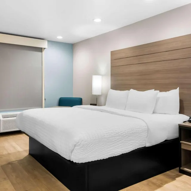 غرفة داخلية بسرير كينج، Clarion Pointe Fort Worth East - Arlington 1/7