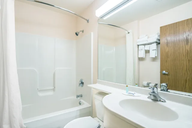 غرفة بسرير كوين لذوي الإعاقة، Microtel Inn & Suites Tomah 7/10