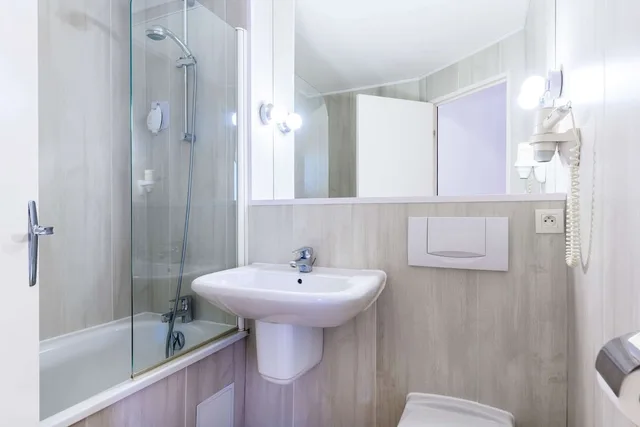غرفة بسرير كوين وسرير فردي، Comfort Hotel Evreux 3/3