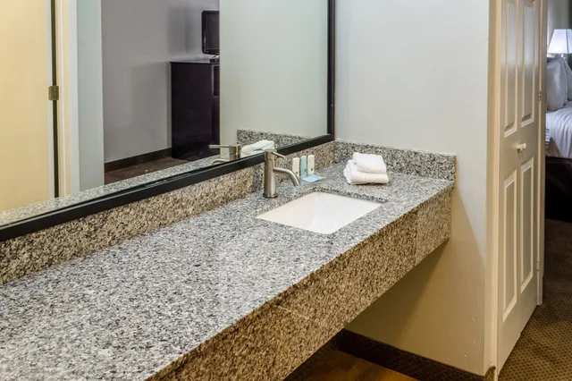 غرفة بسرير كينج، Quality Inn Gulf Shores Airport 8/9