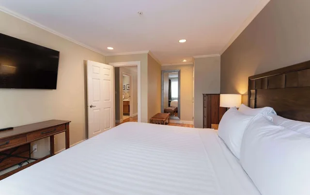 جناح بسرير كينج مع أريكة بمنطقة جلوس بمطبخ، Prestige Hudson Bay Lodge & Conference Centre, WorldHotels 4/5