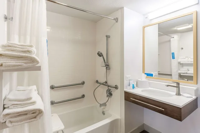 غرفة بسرير كينج مع أريكة، Hampton Inn Cedar Rapids 3/4