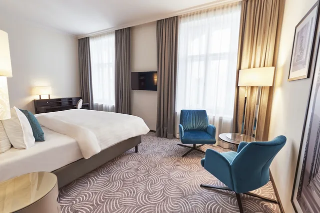 غرفة ديلوكس بسرير كينج، Steigenberger Hotel Herrenhof 1/5