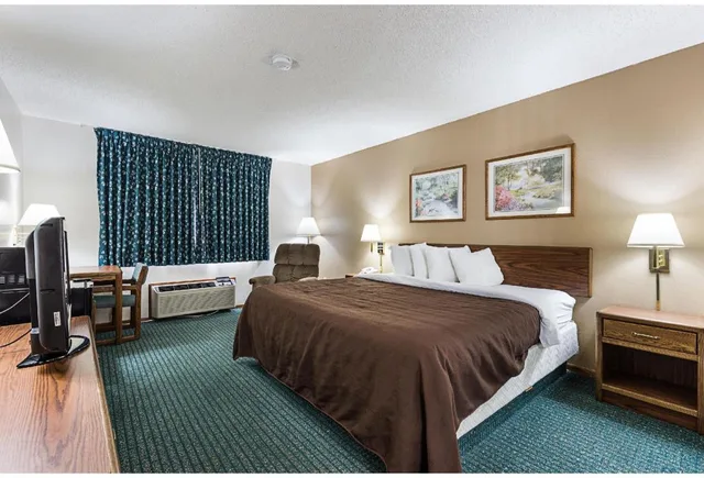 جناح بسرير كينج مع أريكة، Motel6 Kewanee, IL 2/8