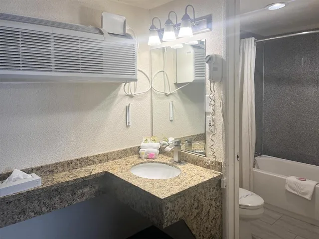 جناح بسريرين كوين، Motel6 Oceanside CA Marina Camp Pendleton 6/7