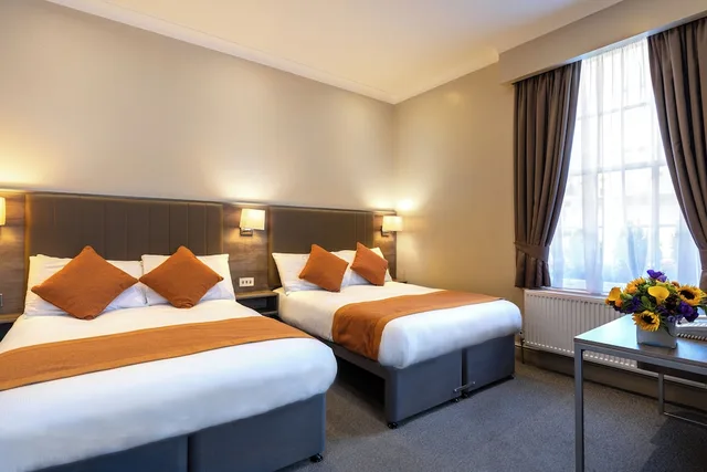 غرفة قياسية رباعية بسرير مزدوج وسريرين منفصلين، Sidney Hotel 1/4