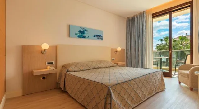 غرفة سوبيريور بسرير مزدوج أو سريرين منفصلين بإطلالة على الحديقة بشرفة، Smy Carlos V Wellness & Spa Alghero 1/1