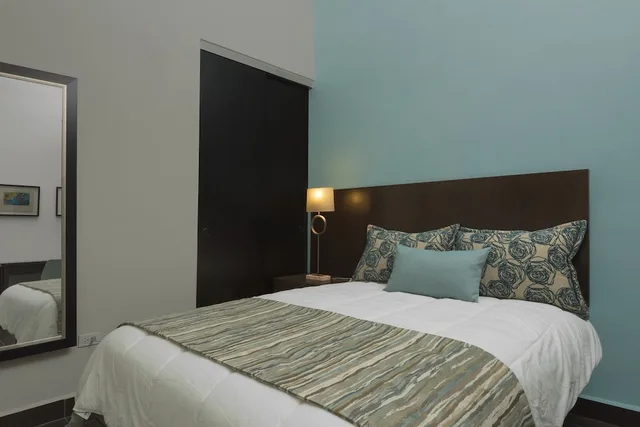 غرفة بسرير كوين بشرفة، Decanter Hotel 2/3