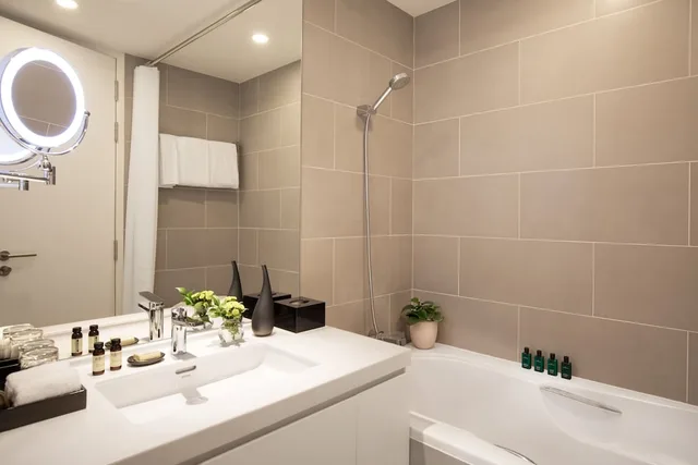 شقة بريميير بسرير كينج وسريرين منفصلين بغرفتي نوم، Somerset West Point Hanoi 9/10
