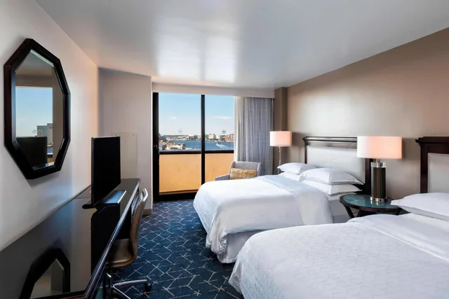 غرفة بسريرين كوين بإطلالة على المرفأ مع دخول صالة النادي، Sheraton Norfolk Waterside 2/6