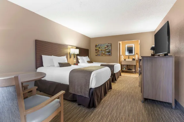 غرفة بسريرين مزدوجين، Best Western Plus Landing View Inn & Suites 2/4