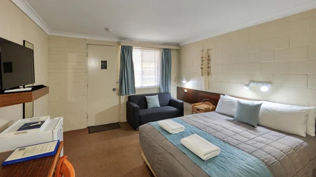 جناح سوبيريور بسرير كوين، Matthew Flinders Motor Inn 1/2