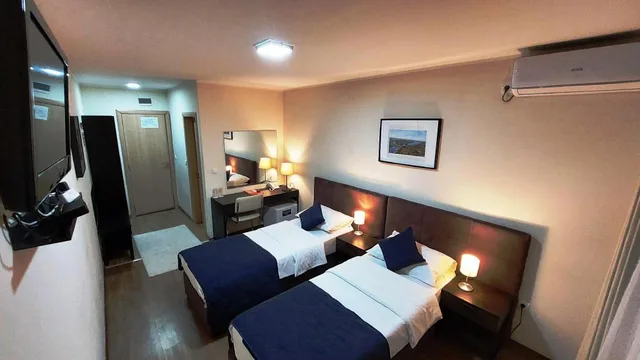 غرفة بسريرين منفصلين بإطلالة على المدينة، Villa Panorama 8/10