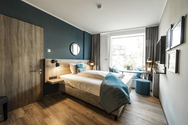 غرفة مفردة بسرير كوين، HARBR. hotel Konstanz 1/5