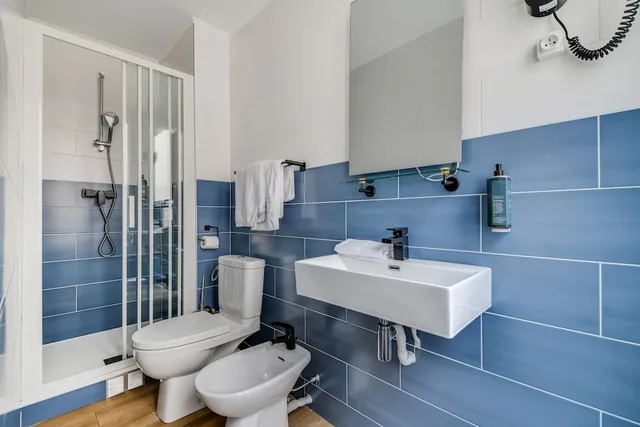 غرفة رباعية بسرير مزدوج وسريرين منفصلين، Altona Hotel 10/10