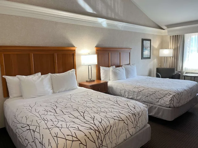 غرفة قياسية بسريرين كوين بإطلالة على الجبل، Best Western Plus Silver Saddle Inn 4/8