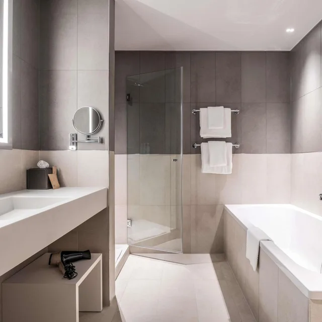 غرفة ديلوكس بسرير مزدوج وسرير بطابقين، Novotel Brugge Centrum 7/11