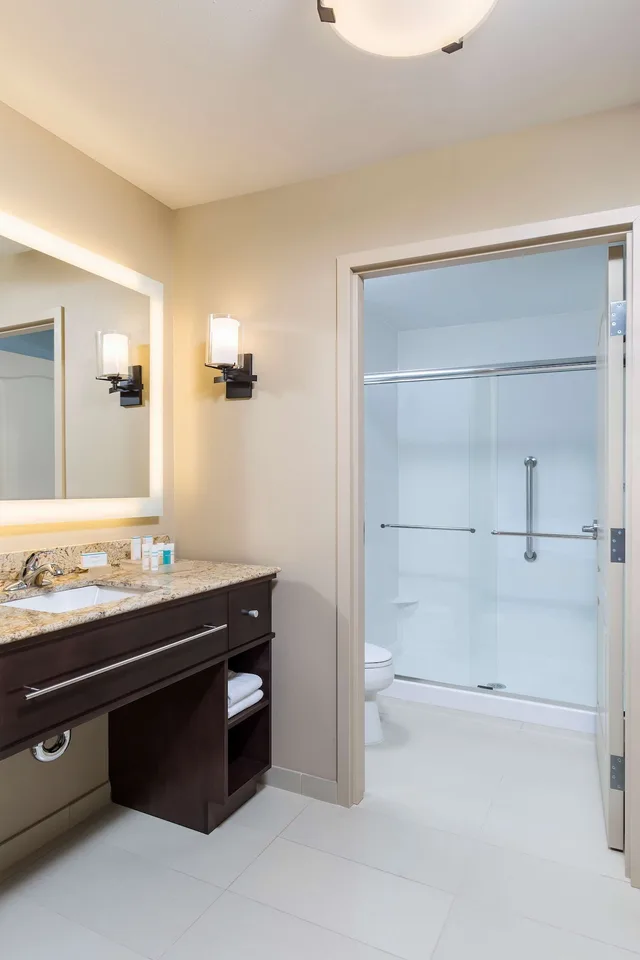 2 Bedrooms, Suite, 1 King and 2 Queen Beds, 2 Bathrooms، Homewood Suites By Hilton Akron Fairlawn Oh 8/9
