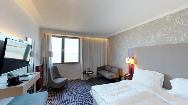 غرفة بريميوم بسريرين منفصلين بإطلالة على البحر، Radisson Blu Waterfront Hotel, Jersey 1/3