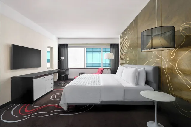 غرفة كلوب بسرير كينج، Le Meridien Saigon 1/9