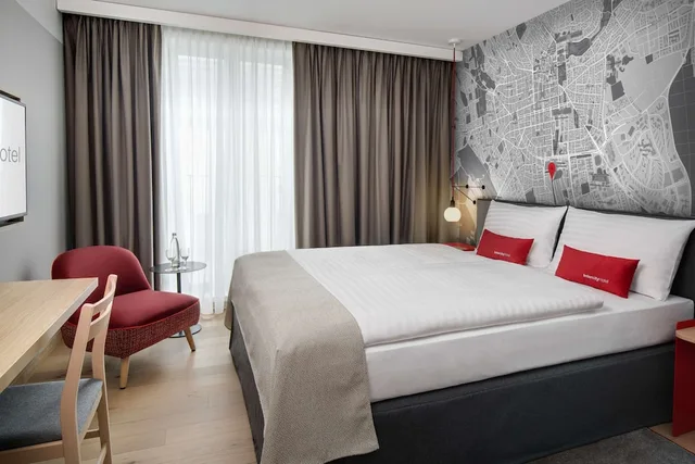 غرفة بسرير كوين لذوي الإعاقة، IntercityHotel Wiesbaden 1/4