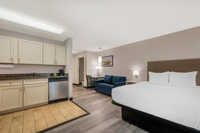 Efficiency, Suite, Queen Bed, Sofa, Accessible، MainStay Suites Sterling near Dulles Town Center 1/4