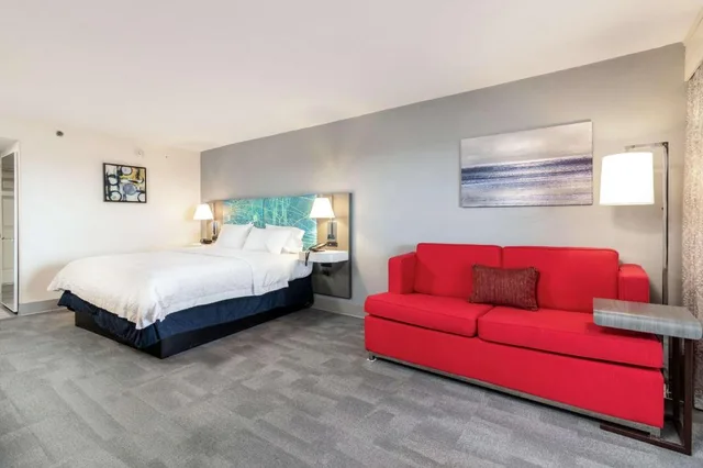 Studio, King Bed, Ocean Front, Sofa, Balcony، Hampton Inn Daytona Beach Shores 2/5