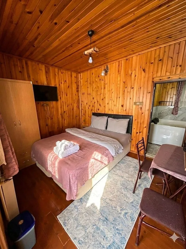 Wooden, Double Bed, Hot Tub، Abant Baris Pansiyon 2/3