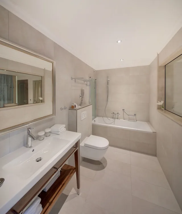جناح جونيور بسرير مزدوج بشرفة بغرفة نوم واحدة بإطلالة جزئية على البحر مع أريكة، Hotel More Dubrovnik - Adults Only 7/10