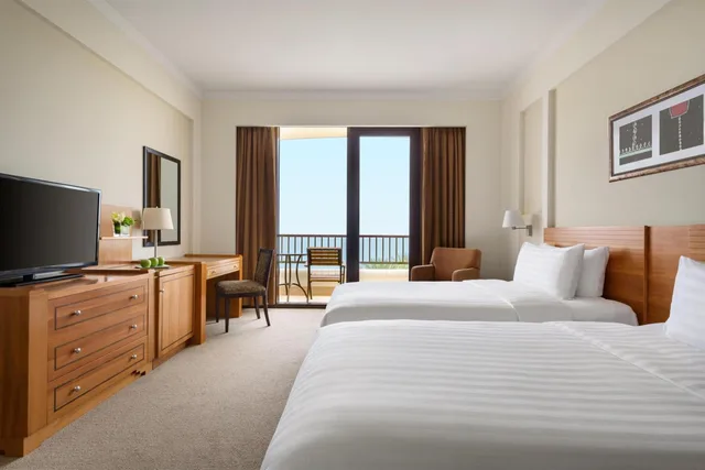 غرفة بسريرين منفصلين بإطلالة على البحر بشرفة، Shangri-La Barr Al Jissah Resort and Spa - Al Waha 1/7