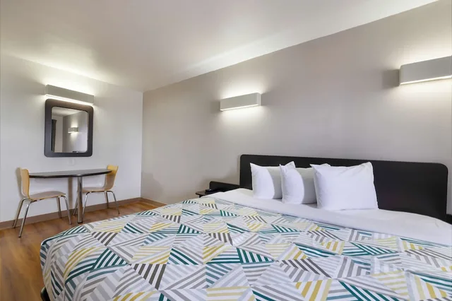 غرفة ديلوكس بسرير كينج، Motel6 Beaumont, TX 1/10