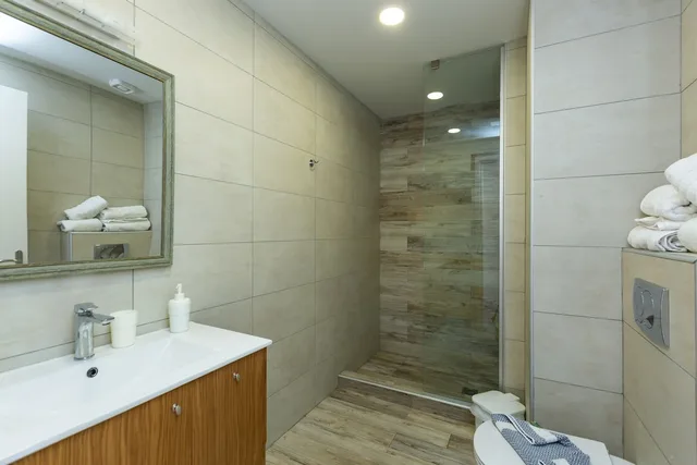 جناح جونيور بسريرين منفصلين بإطلالة جزئية على البحر في الطابق العلوي، Meltemi Coast Suites 2/2