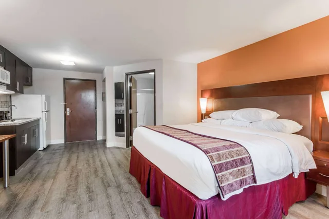 جناح بسرير كينج لذوي الإعاقة، Days Inn Suites By Wyndham Rocky Mount Golden East 2/7