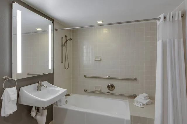 غرفة بسرير كينج مع أريكة، COURTYARD BY MARRIOTT LOGAN AIRPORT 9/10