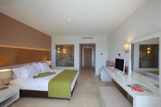 غرفة قياسية بسرير كينج بإطلالة على المسبح، Bellazure Hotel 1/4