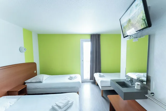 Room, Triple, 1 Double and 1 Single Bed, B Hotel Troyes Aeroport 1/6