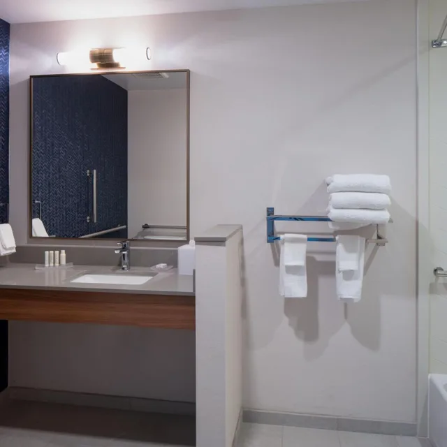 غرفة بسرير كينج وسريرين كوين، Fairfield Inn & Suites by Marriott Somerset 5/5